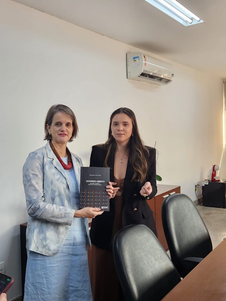 Professora Paula e Sarah Campos, Procuradora-Geral do Município de Contagem e autora do livro Governo Aberto - Inovação, Desafios e Parcerias Transformadoras