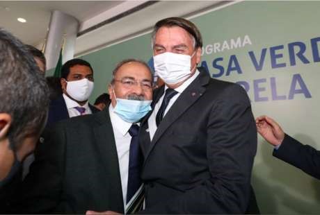 O senador Chico Rodrigues e o presidente Jair Bolsonaro, que já disse ter 'quase uma relação estável' com o parlamentar